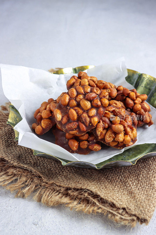 Gula kacang或amyang是印尼的传统小吃之一，由花生和棕榈糖制成。